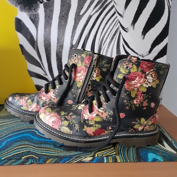 FLORAL Combat Boots - Picture 4 of 4